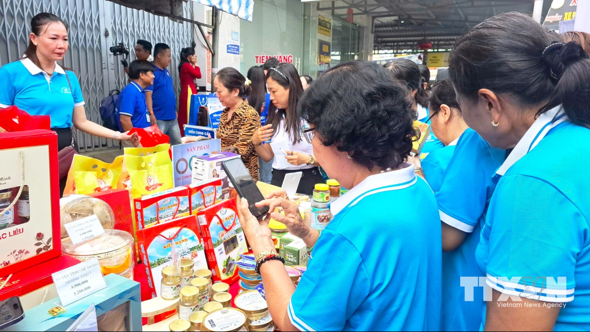 Chợ 4.0 là xu hướng mua bán văn minh, hiện đại, nơi tiểu thương và khách hàng không cần dùng đến tiền mặt để giao dịch. (Ảnh: Chanh Đa/TTXVN)